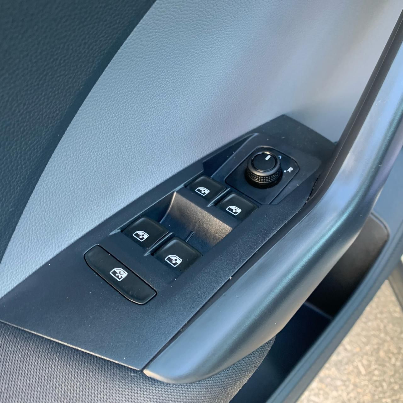 VOLKSWAGEN         T-CROSS